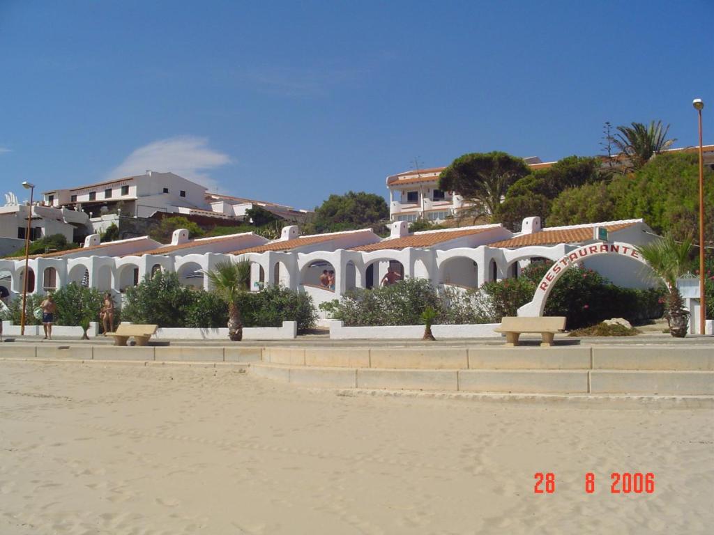apartamentos llorca hotel primera línea de playa platja de l’almadrava cataluña vistas al mar