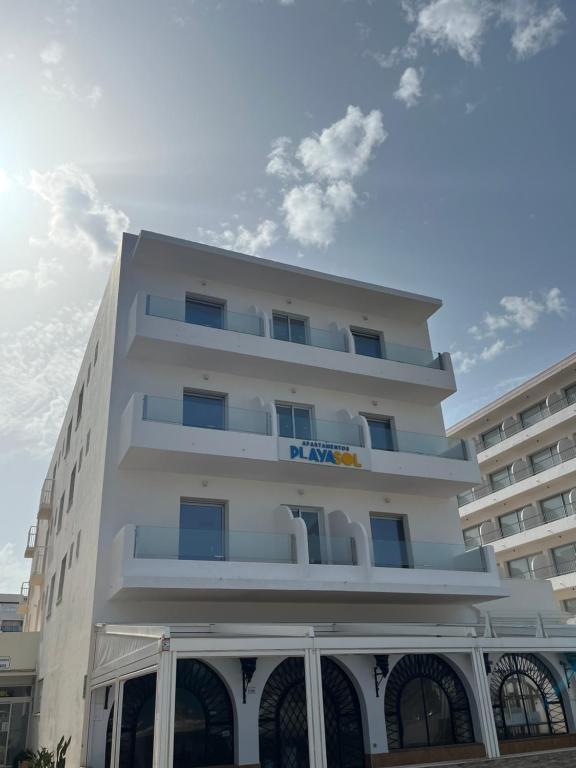 apartamentos playa sol vistas al mar apartahotel es canar primera línea de playa ibiza