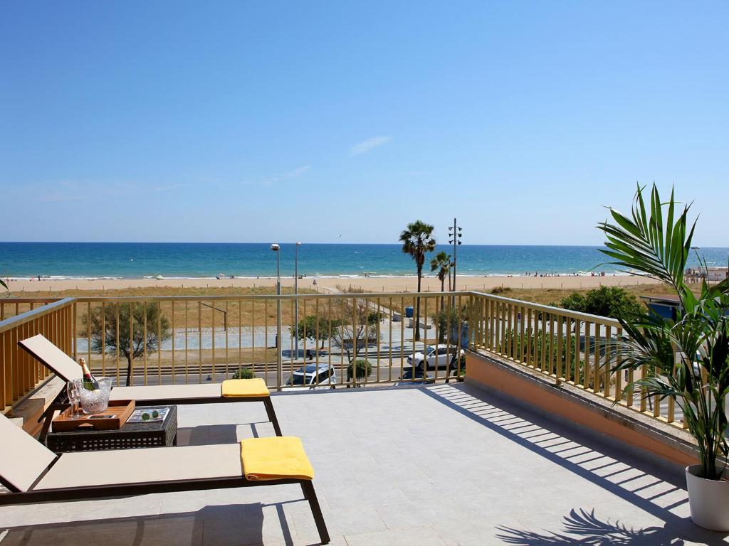 aparthotel solifemar primera línea de playa castelldefels cataluña vistas al mar