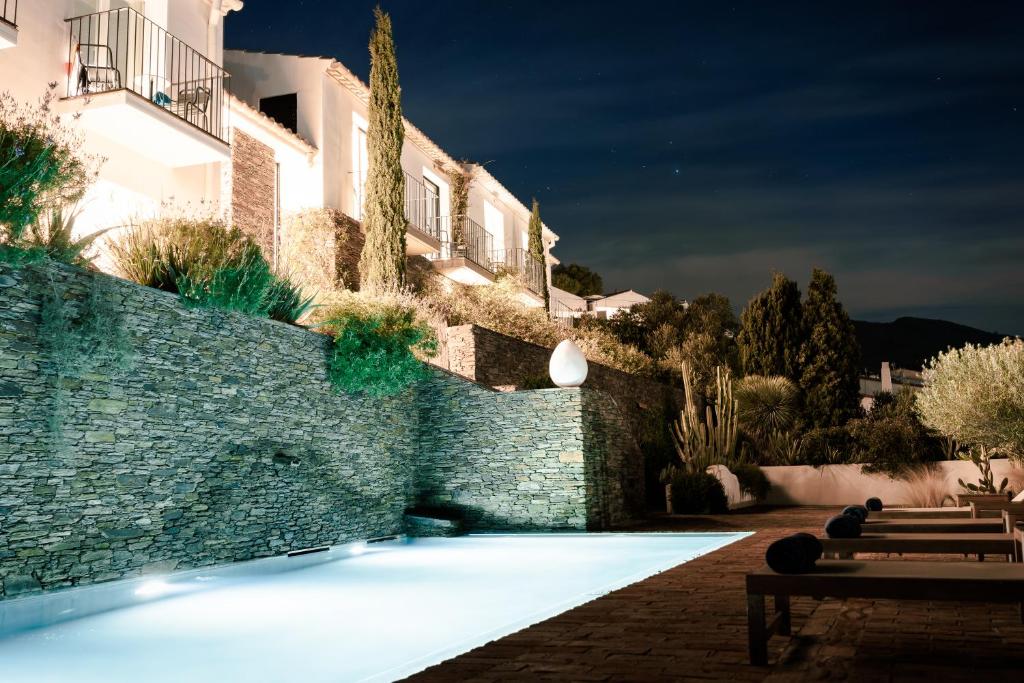 boutique hotel villa gala primera línea de playa cadaqués cataluña vistas al mar