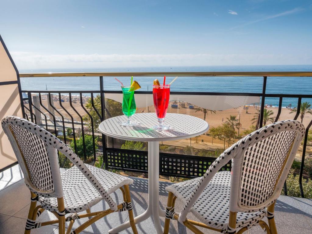 checkin garbi hotel primera línea de playa calella cataluña vistas al mar