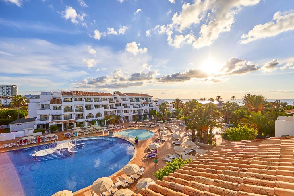 fergus style bahamas hotel playa d'en bossa ibiza a pie de playa