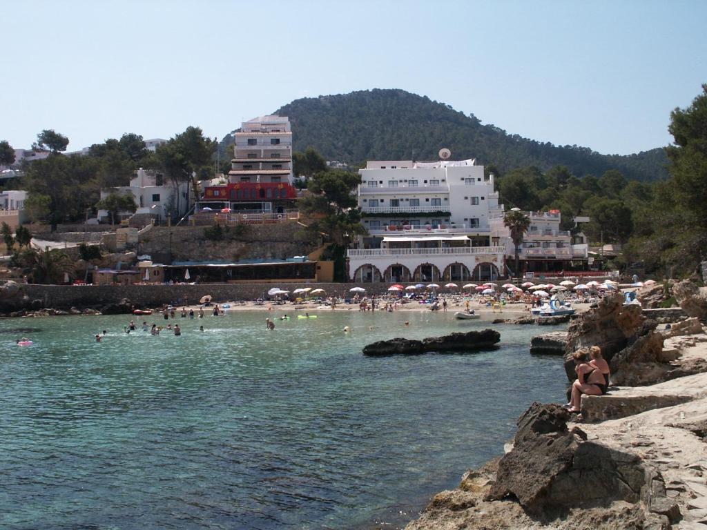hostal la ciguena vistas al mar hotel portinatx primera línea de playa ibiza