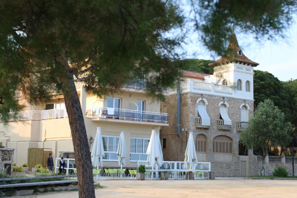 hostal la fosca hotel primera línea de playa palamós cataluña vistas al mar