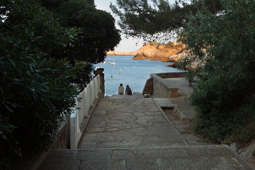 hostal sa rascassa hotel a pie de playa begur cataluña vistas al mar