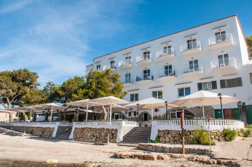 hostal xuroy hotel primera línea de playa sant lluis menorca