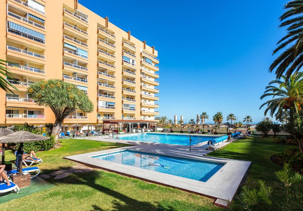 hotel apartamentos pyr fuengirola apartahotel primera línea de playa andalucía vistas al mar