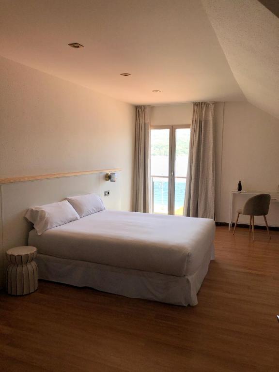 hotel as hortensias primera línea de playa corcubión galicia vistas al mar