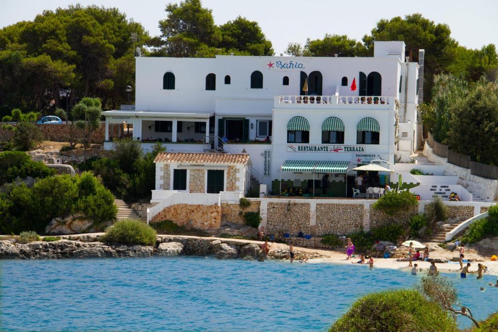 hotel bahia 3 vistas al mar cala santandria primera línea de playa menorca