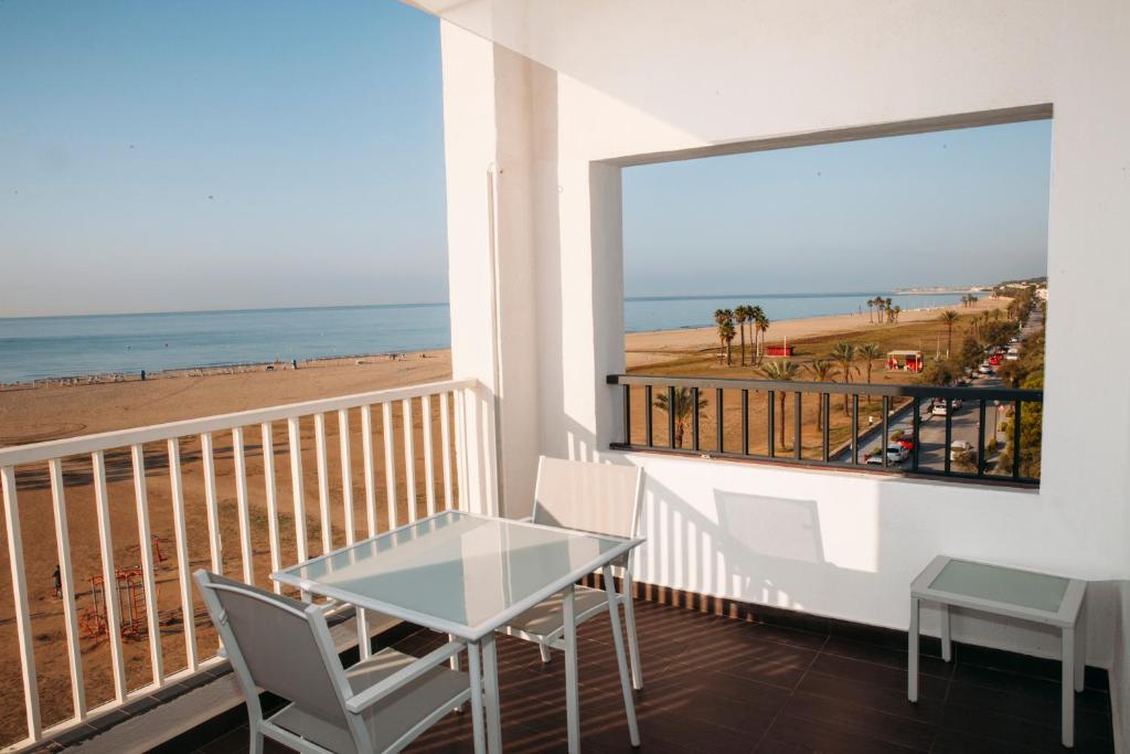 hotel brisamar suites vistas al mar comarruga primera línea de playa