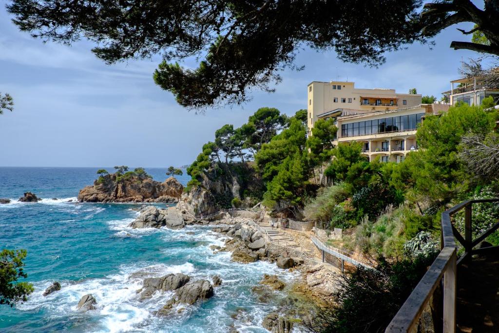 hotel cap roig by brava hoteles vistas al mar primera línea de playa platja d'aro cataluña