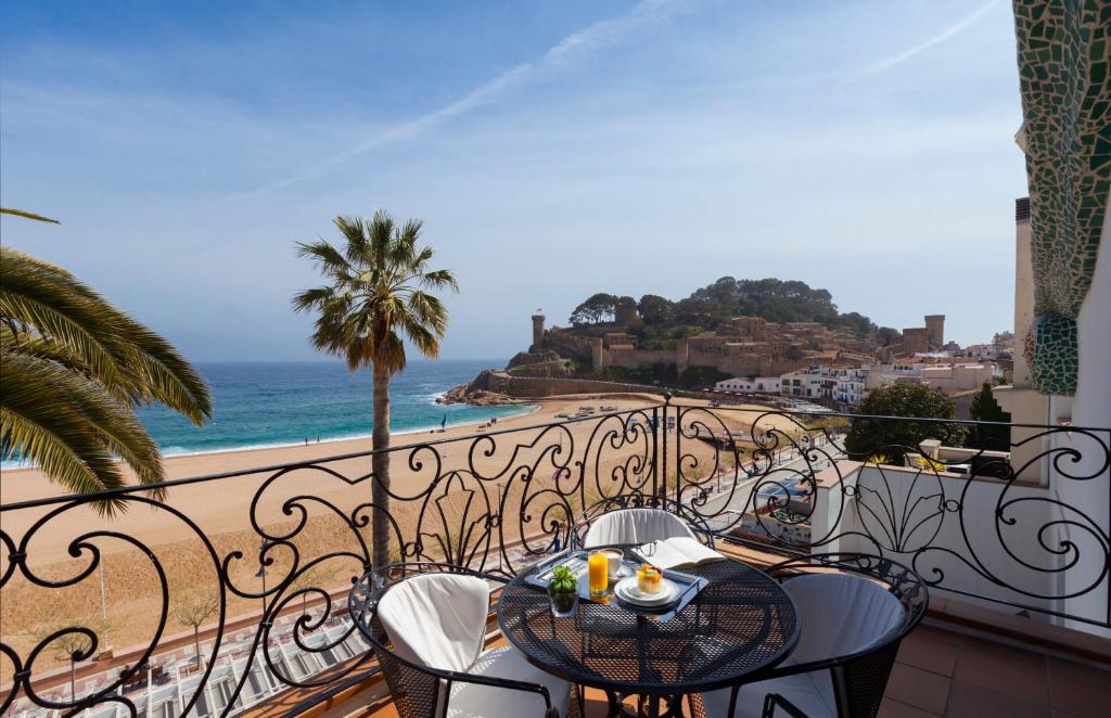 hotel diana a pie de playa tossa de mar cataluña vistas al mar
