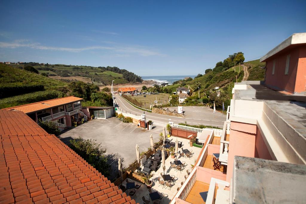 hotel el refugio primera línea de playa cóbreces cantabria vistas al mar