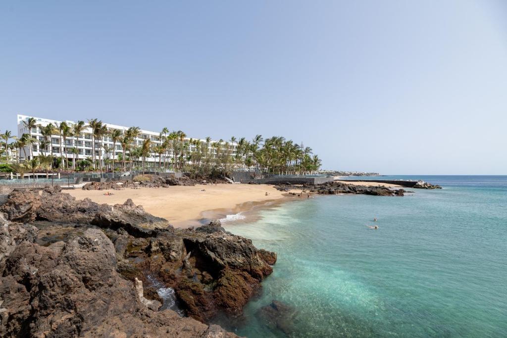 hotel fariones vistas al mar puerto del carmen a pie de playa lanzarote