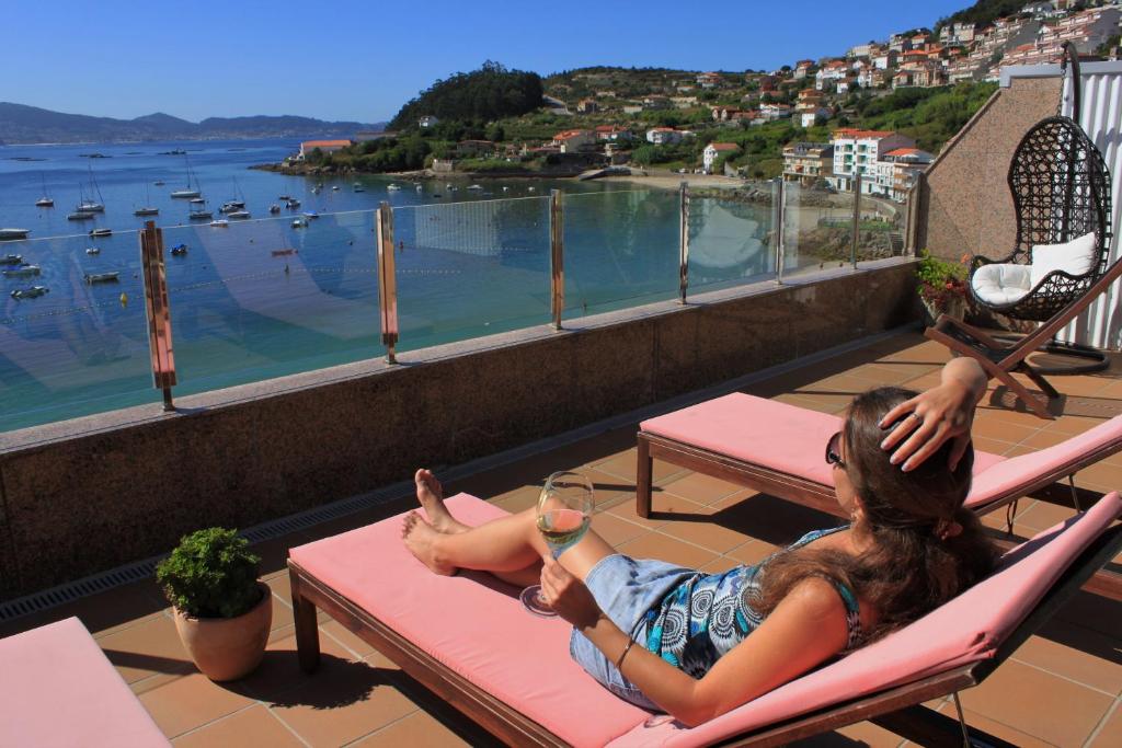 hotel gran proa playa raxo vistas al mar galicia playa