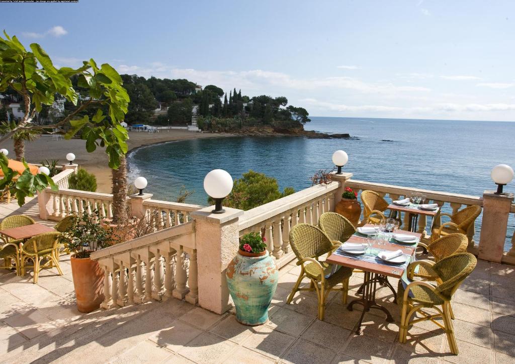 hotel grifeu primera línea de playa llançà cataluña vistas al mar
