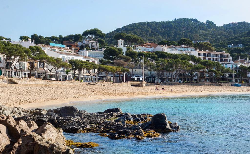 hotel isabellas llafranc primera línea de playa cataluña vistas al mar