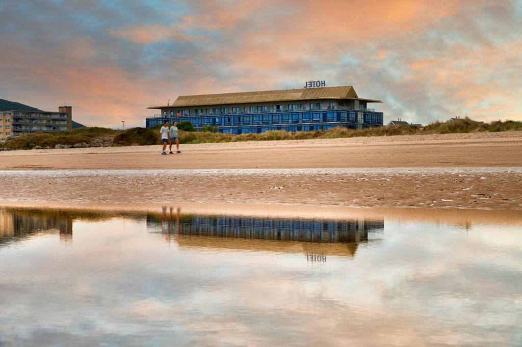 hotel juan de la cosa primera línea de playa santoña cantabria vistas al mar