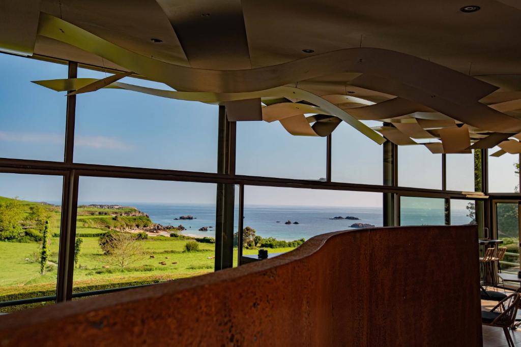 hotel la portilla primera línea de playa niembro asturias vistas al mar