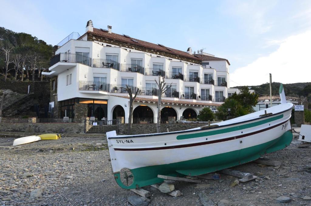 hotel llane petit vistas al mar cadaqués primera línea de playa cataluña