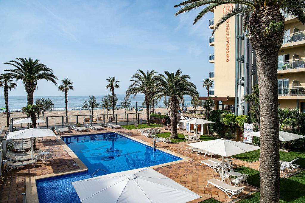 hotel monterrey roses by pierre vacances primera línea de playa roses cataluña vistas al mar