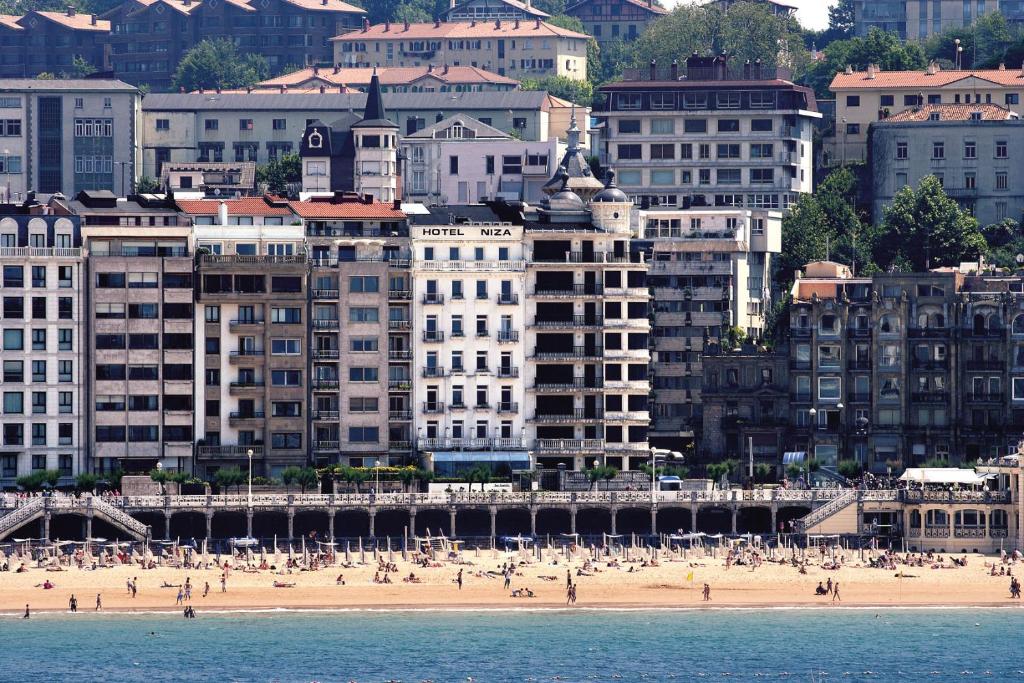 hotel niza a pie de playa san sebastián país vasco vistas al mar