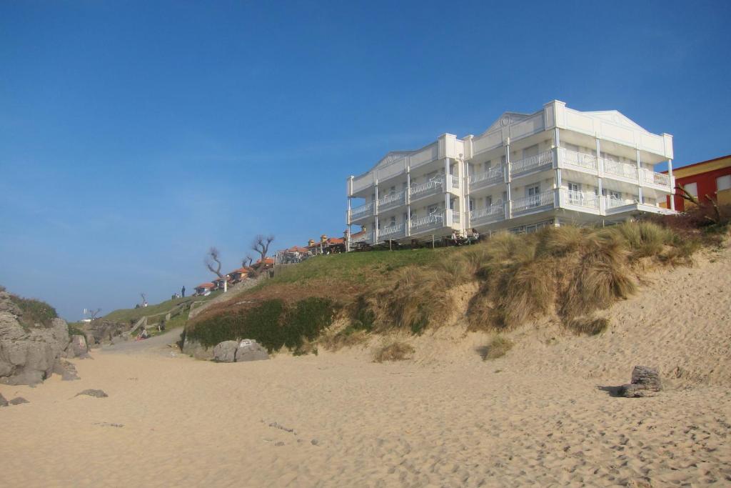 hotel pineda playa a pie de playa noja cantabria vistas al mar