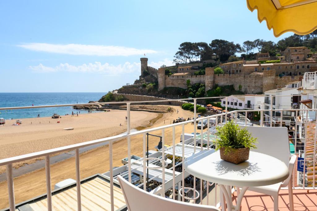 hotel restaurante capri primera línea de playa tossa de mar cataluña vistas al mar