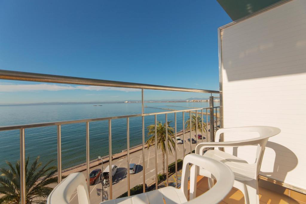 hotel risech primera línea de playa roses cataluña vistas al mar