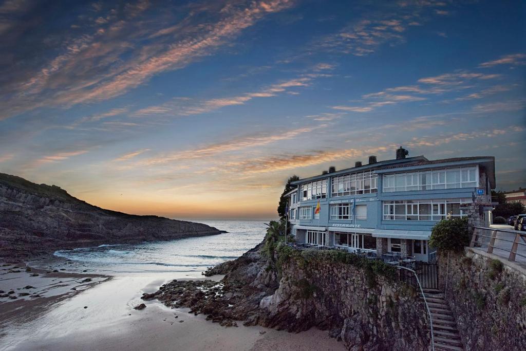 hotel sablon primera línea de playa llanes asturias vistas al mar