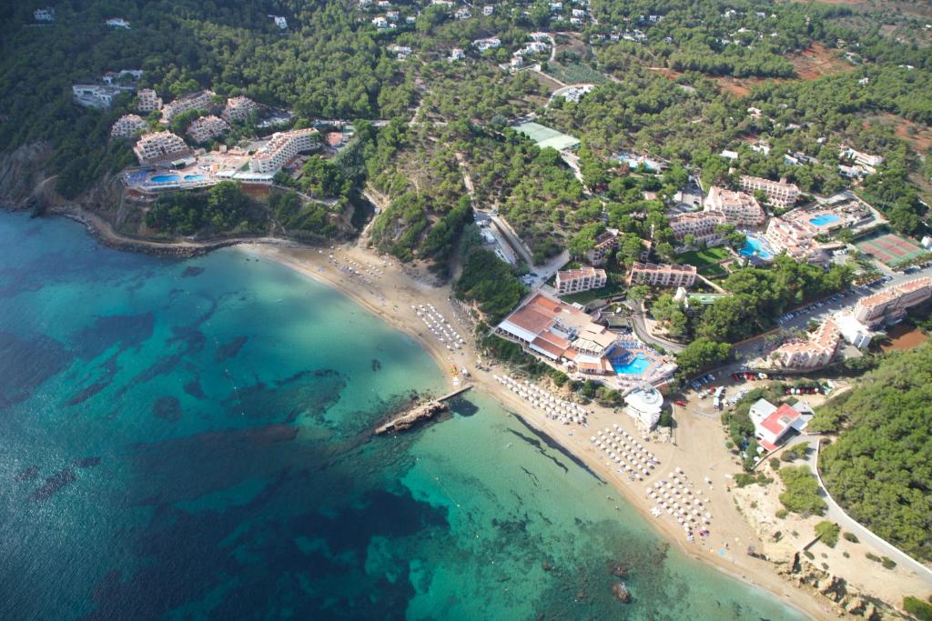 invisa hotel club cala blanca hotel playa es figueral ibiza islas baleares playa privada