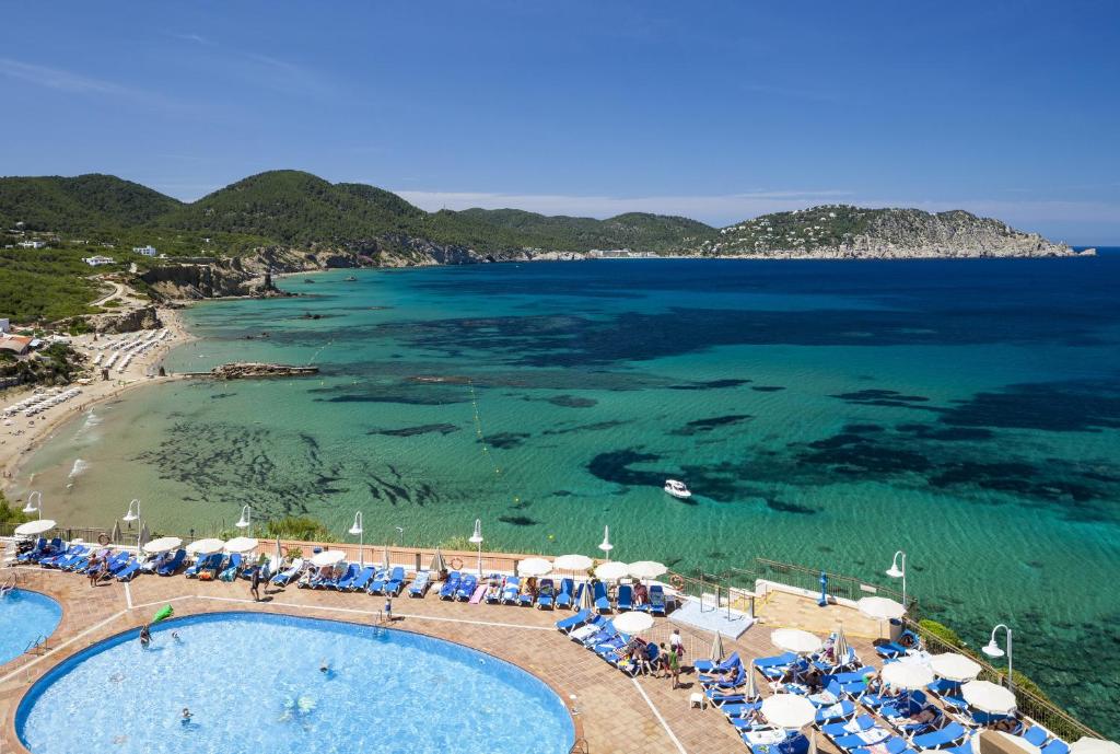 invisa hotel club cala verde vistas al mar playa es figueral primera línea de playa ibiza
