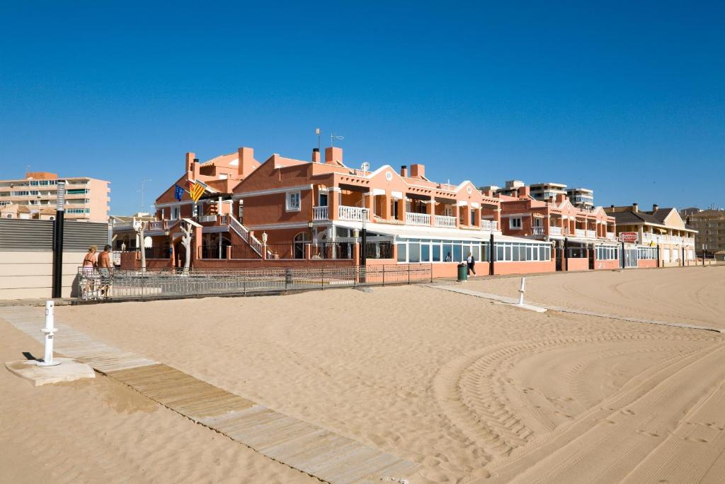 lloyds beach club apartahotel primera línea de playa torrevieja vistas al mar