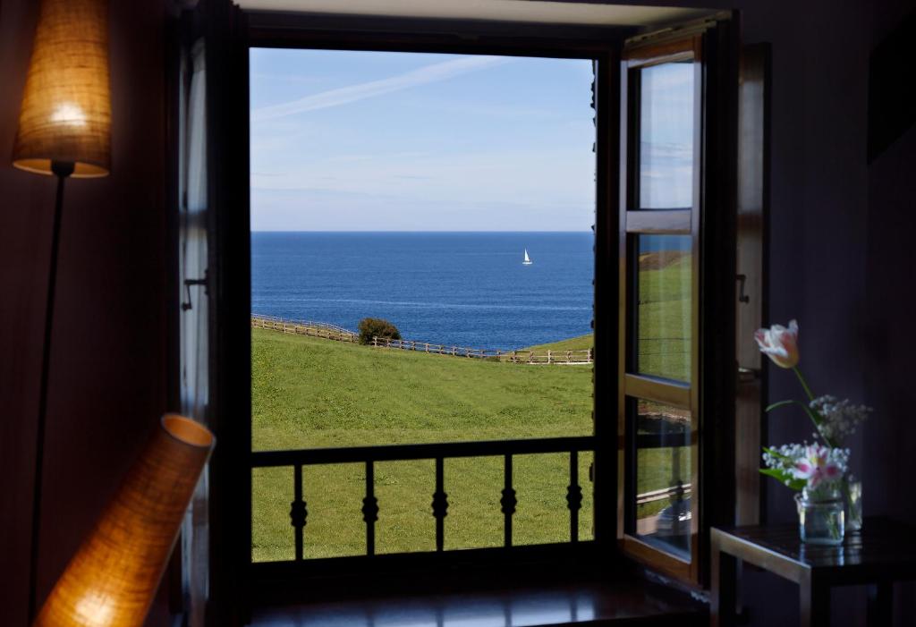 pleamar vistas al mar hotel puerto de vega asturias playa