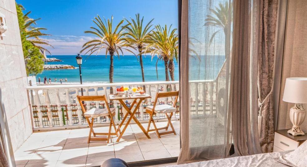 puerto banus beach apartments apartahotel primera línea de playa marbella vistas al mar